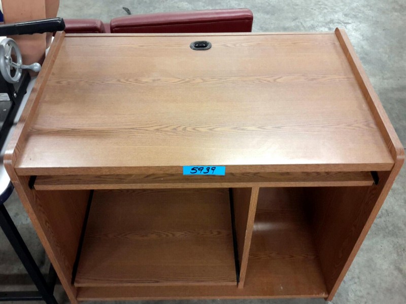 iBid Lot 5939 Computer Table on Wheels