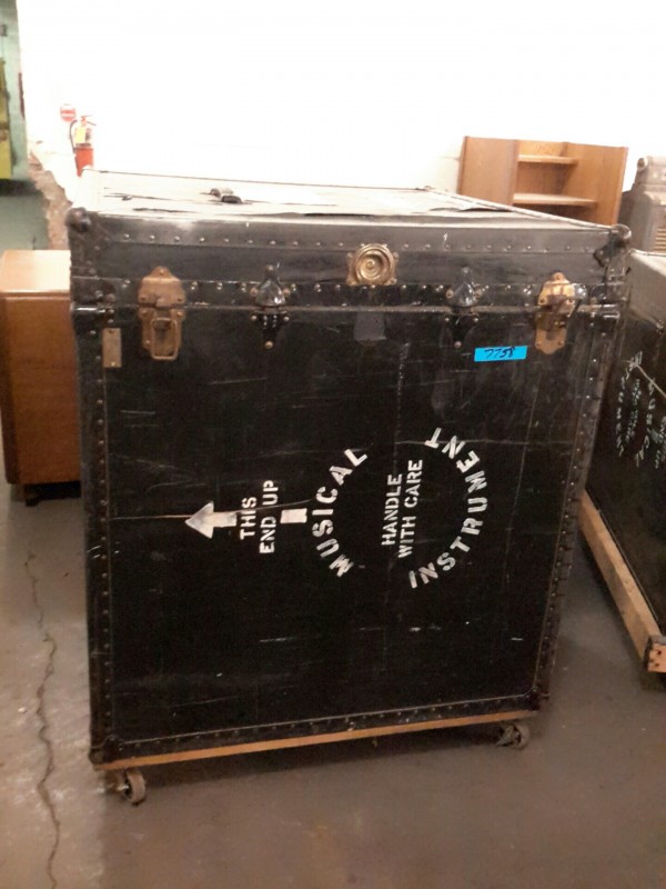 iBid Lot 7758 Musical Instrument Case on Wheels w/Stage Curtains Inside