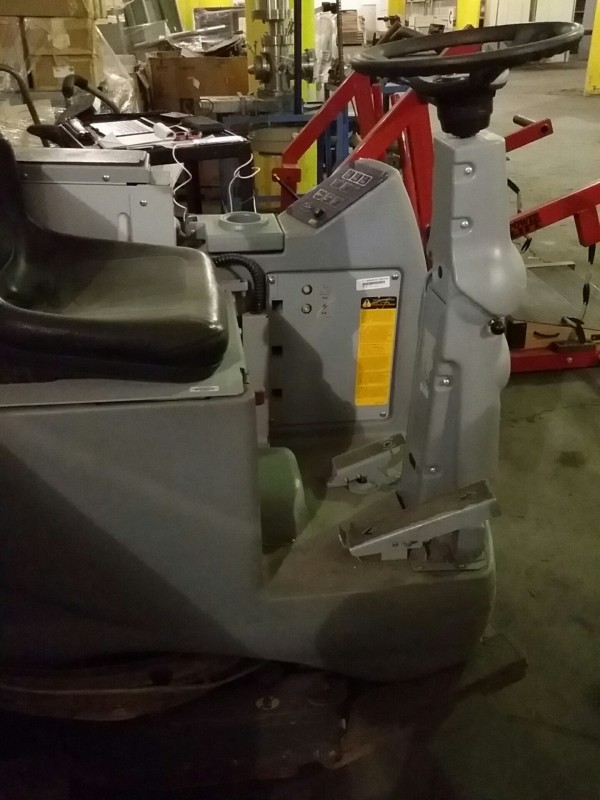 iBid Lot # 8459 - Nilfisk Advance Advenger Model 2810D-AXP Floor Scrubber