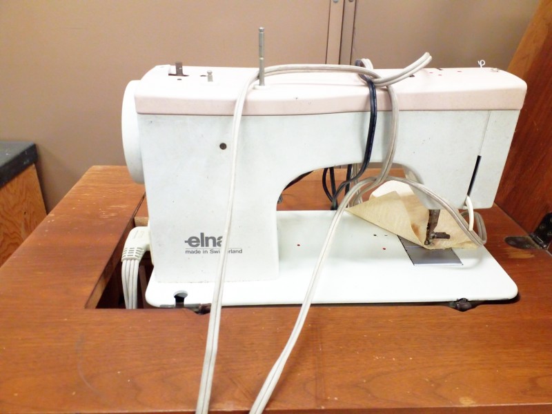 iBid Lot 7361 Elna Sewing Machine