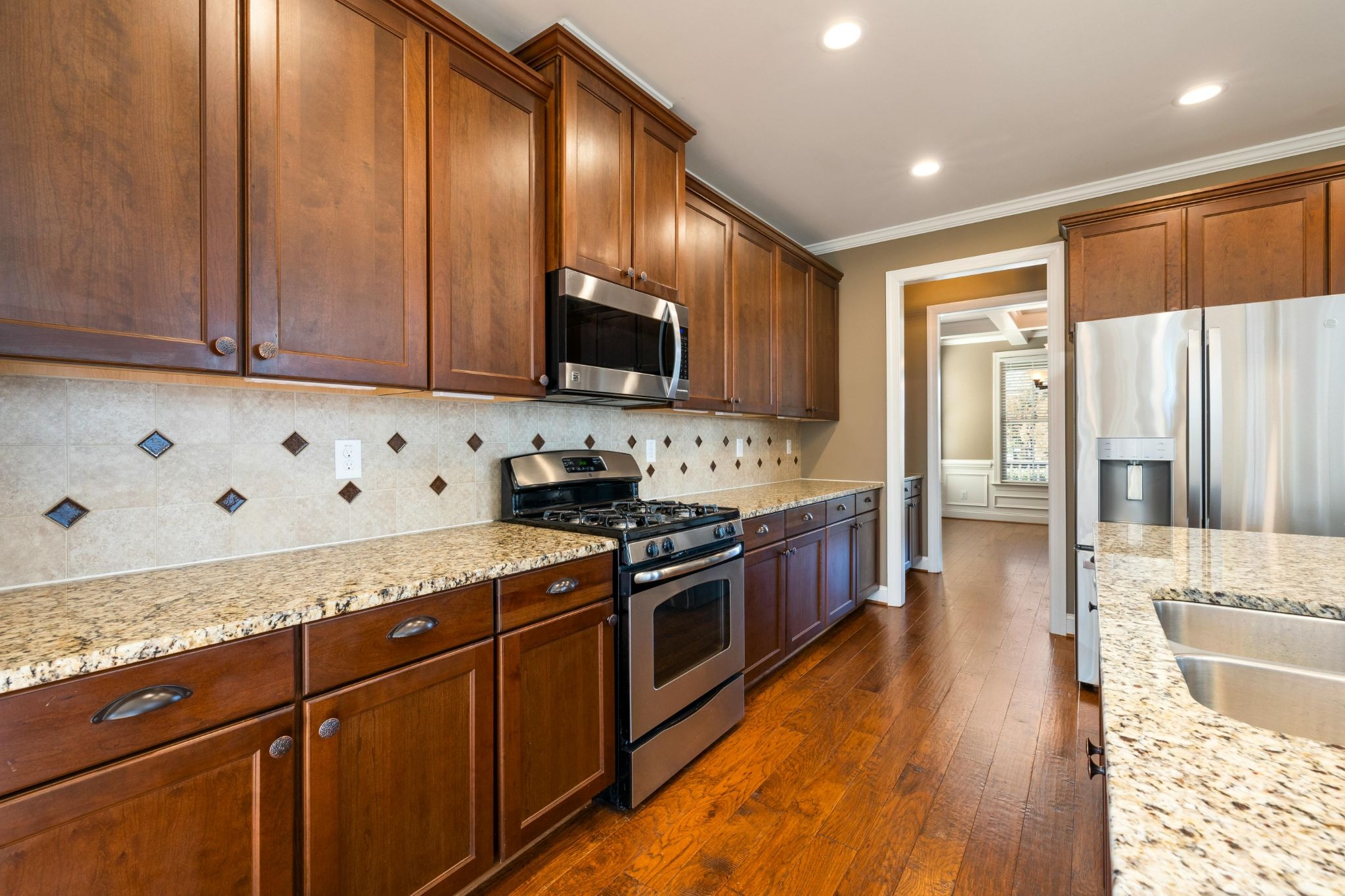 How To Choose the Ideal Finish for Custom Kitchen Cabinets