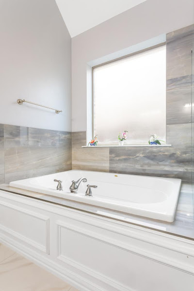 Hiring professionals vs. DIY approach for bathroom renovation