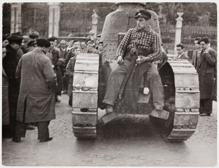 [Loyalist tank in the street, Madrid]