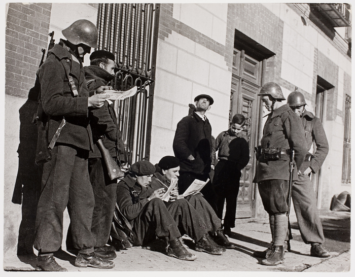 [Loyalist soldiers reading papers, Madrid]