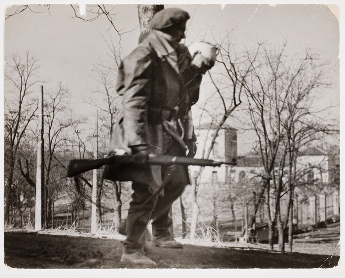 [Loyalist soldiers walking with rifles, University City, Madrid]