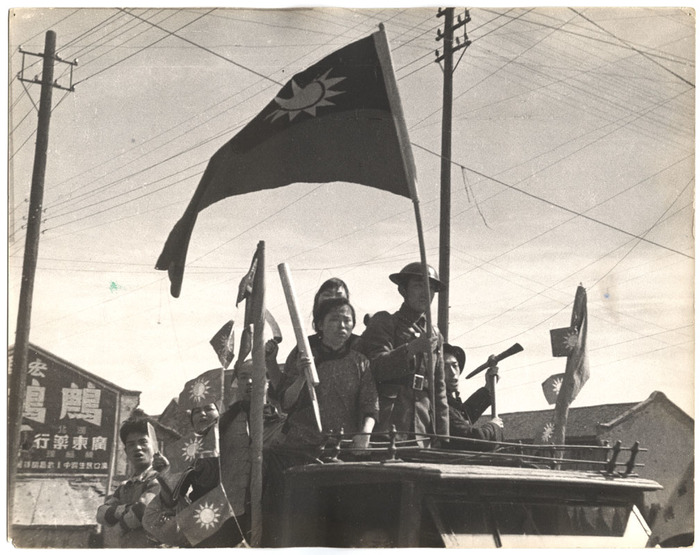 [Student propaganda holding and waving flags at the parade commemorating the thirteenth anniversary of Sun Yat-sen's death and the first anniversary of the Sino-Japanese War, Hankou, China]
