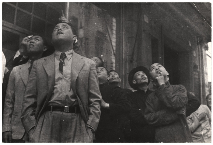 [Crowds watching the air battle between Japanese and Chinese planes over Hankou, China]