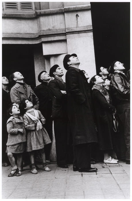 [Crowd watching an air battle over the city, Barcelona]
