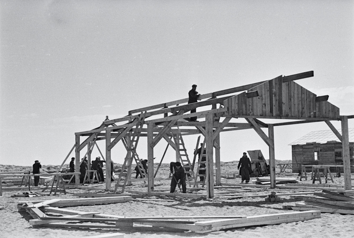 [Men constructing a wood barrack at an internment camp for Spanish refugees, Le Barcarès, France]
