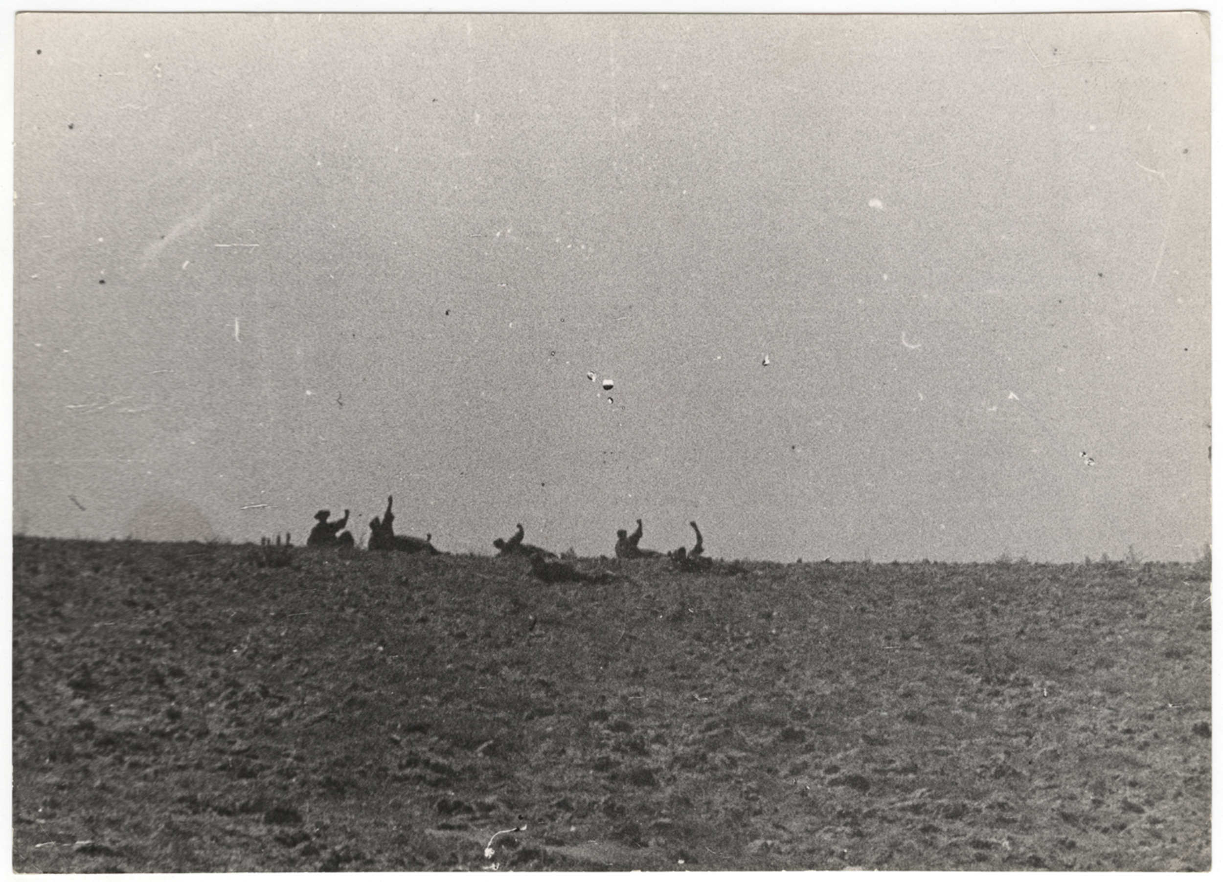 [Republican soldiers on a battlefield, Battle of Spain