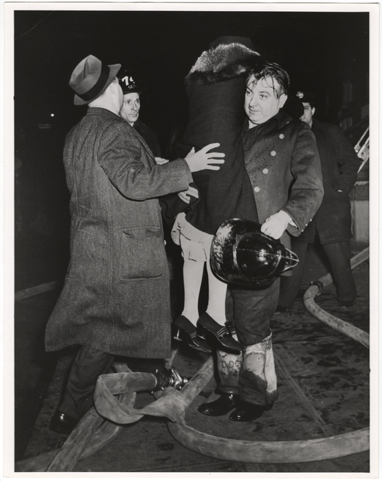 [Fire Lieutenant Vincent Burns rescuing Mrs. Carl Taylor from fire, New York]