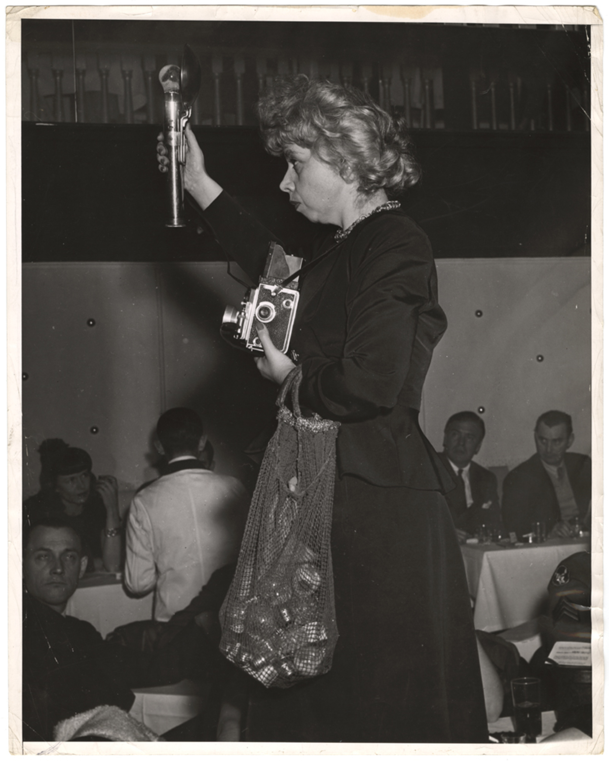 Lisette Model at Nick's Jazz Joint fotograferet af Weegee
