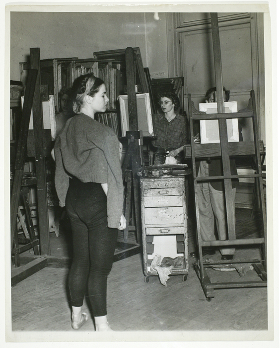 [model posing for art students]