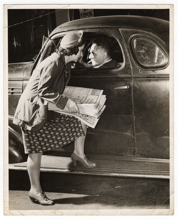 [Weegee gets a tip from a PM news seller, New York]