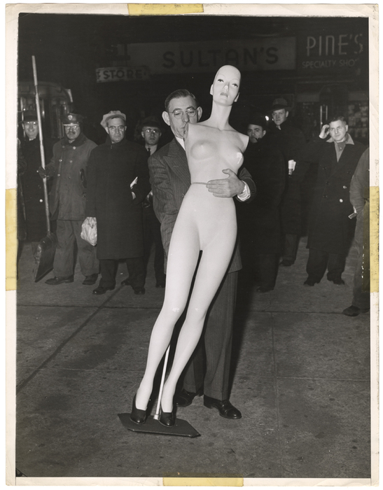 [Morris Goodovitch, owner of Arnold’s apparel shop, carrying mannequin from burgled store, New York]