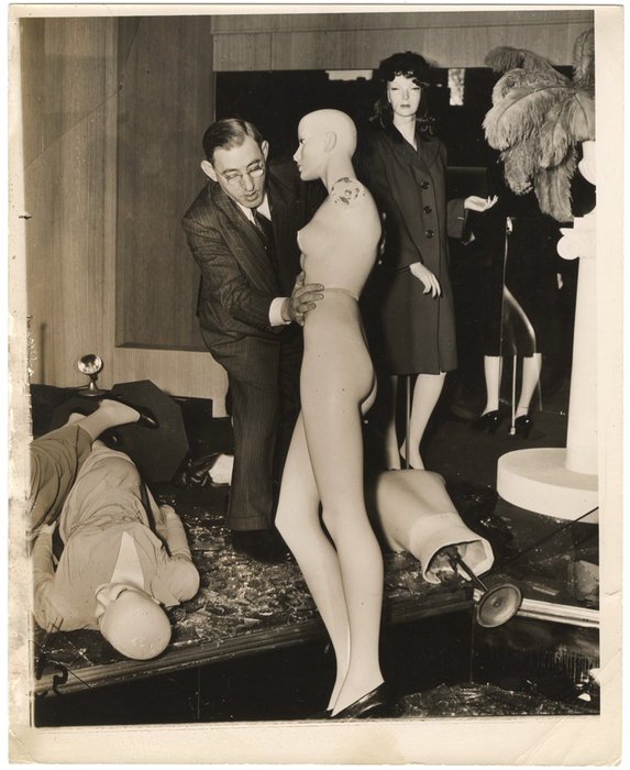 [Morris Goodovitch, owner of Arnold’s apparel shop, carrying mannequin from burgled store, New York]