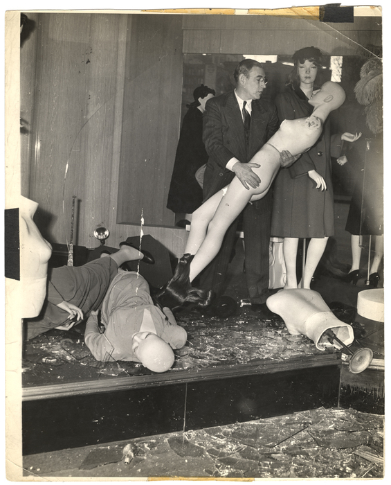 [Morris Goodovitch, owner of Arnold’s apparel shop, carrying mannequin from burgled store, New York]