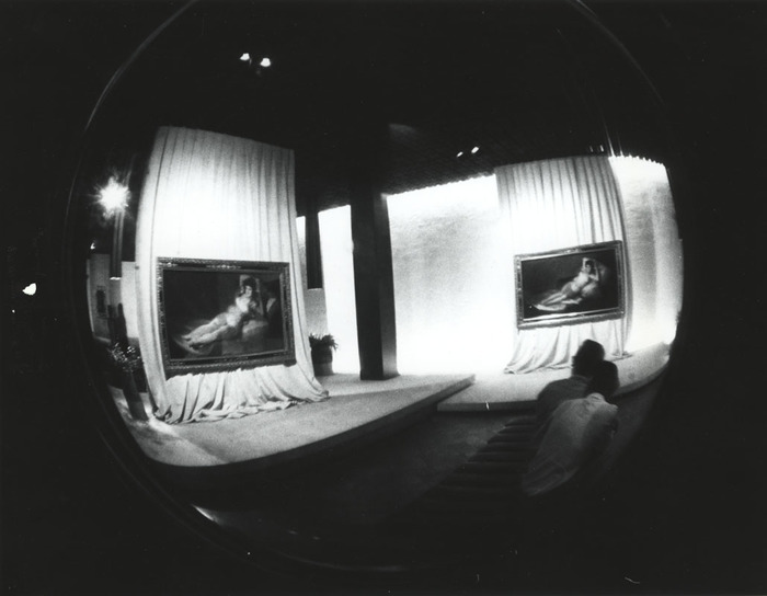 [Looking at La Maja distortion]