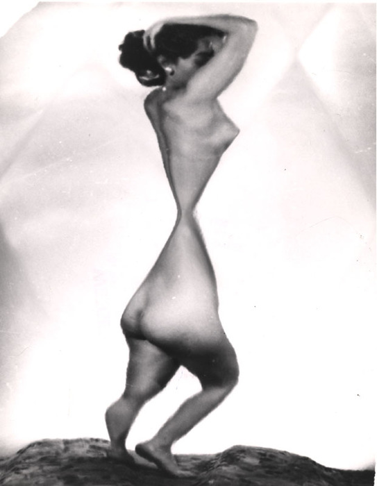 [Female nude distortion]