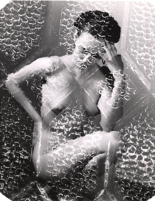 [Female nude distortion]