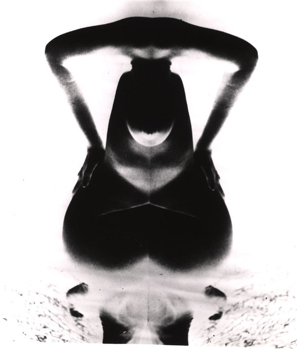 [Female nude distortion]