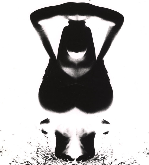 [Female nude distortion]