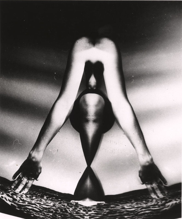 [Female nude distortion]