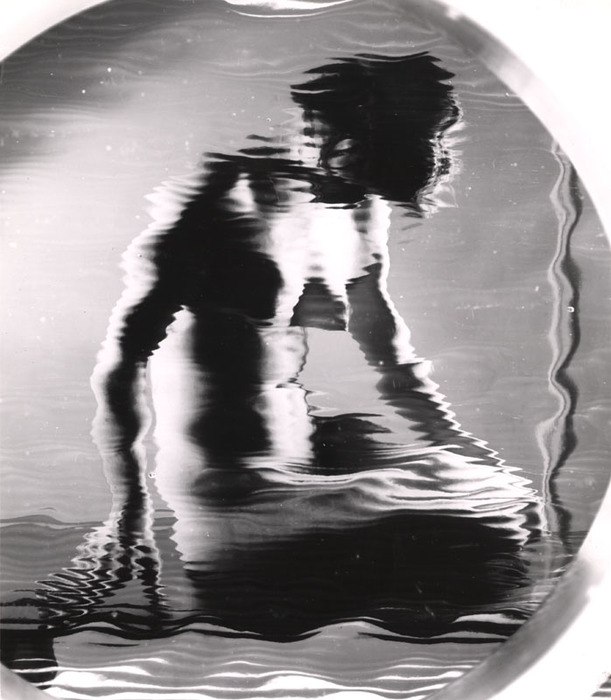 [Female nude distortion]