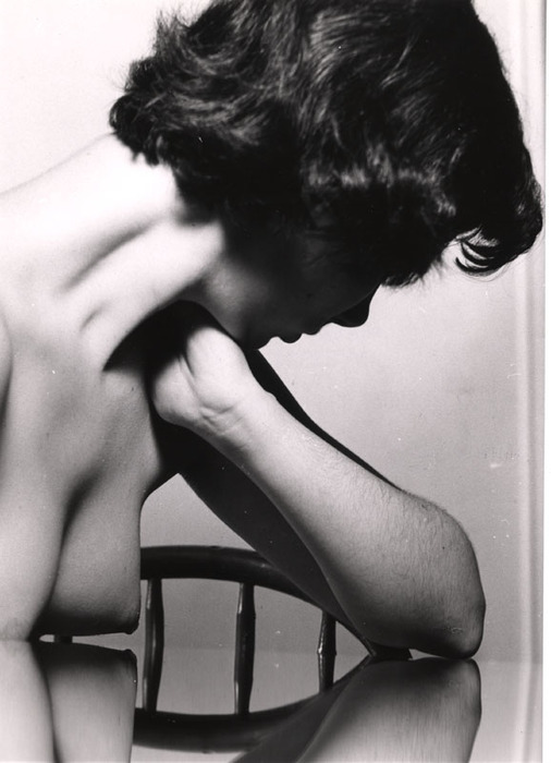 [Female nude distortion]