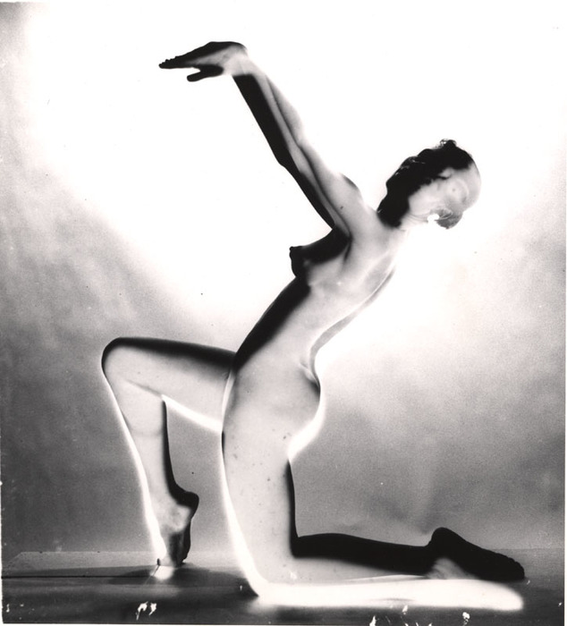 [Female nude distortion]