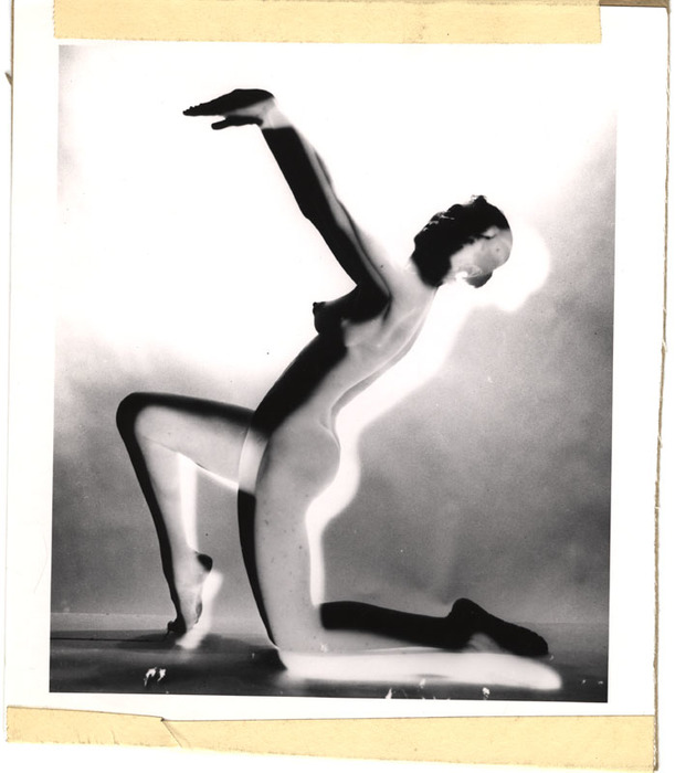 [Female nude distortion]