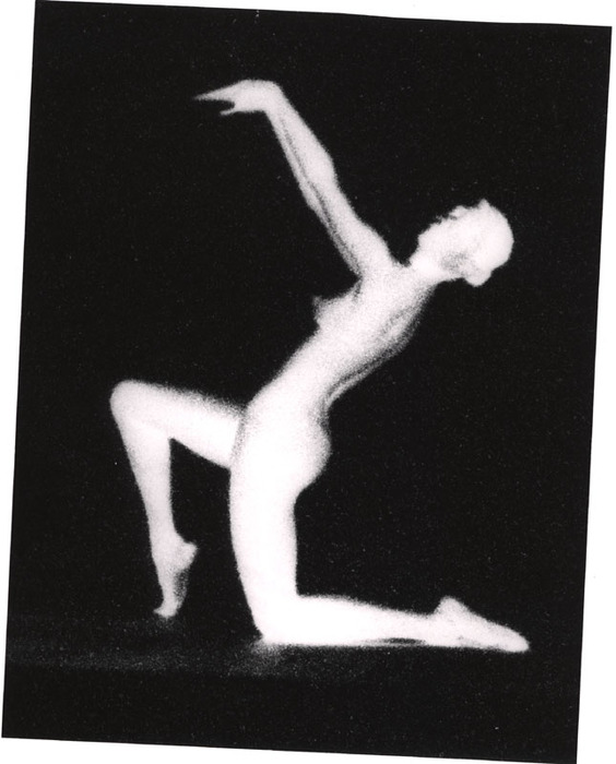 [Female nude distortion]