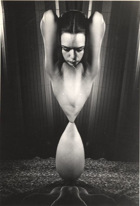 [Female nude distortion]