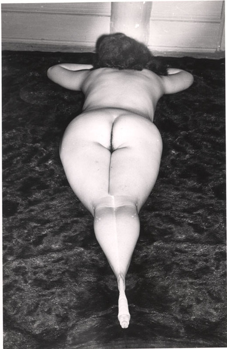 [Female nude distortion]