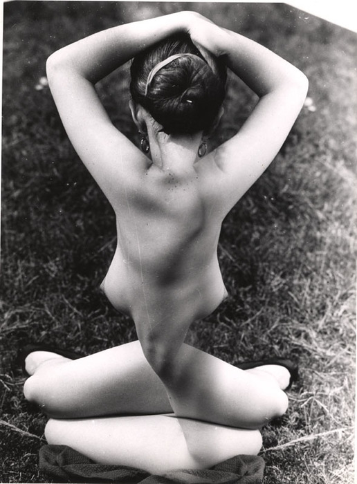 [Female nude distortion]