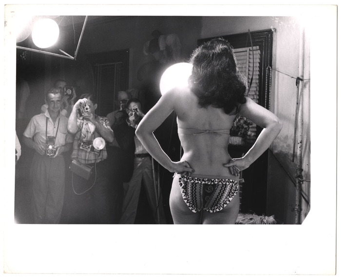 [Bettie Page being photographed]