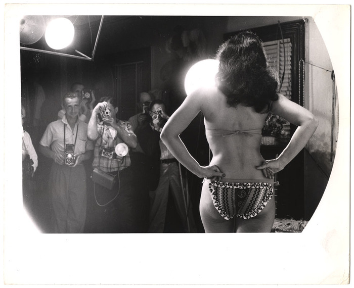 [Bettie Page being photographed]