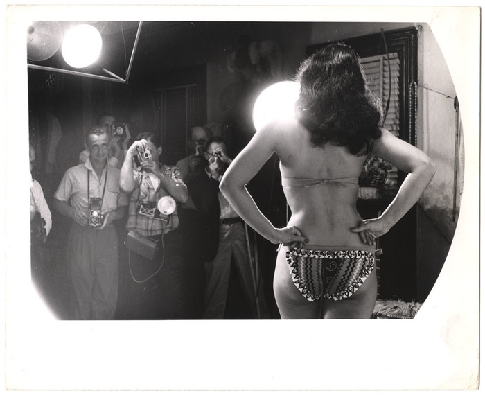 [Bettie Page being photographed]
