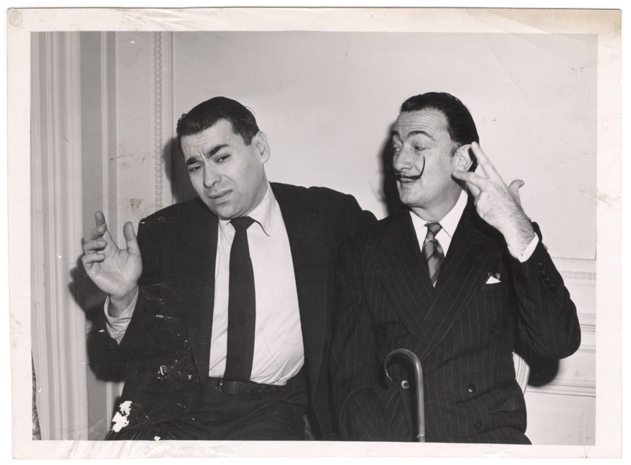 Salvador Dalí og Mel Harris fotograferet af Weegee