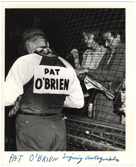 Pat O'Brien signing autographs