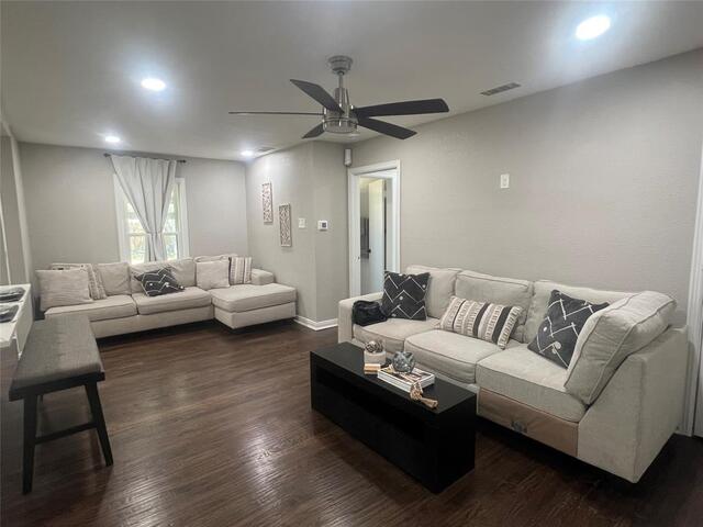 1021 E Russell, Avenue Carrollton, TX photo 2