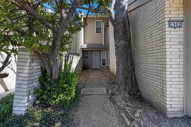 2902 Country Place, Circle Carrollton, TX photo 2
