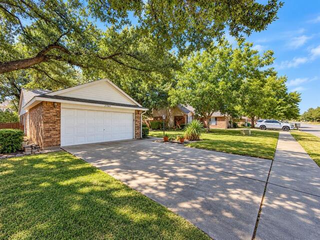 2705 Thunderbird, Drive Denton, TX photo 2