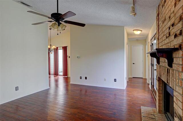 2109 Brook Mount, Court Carrollton, TX photo 6