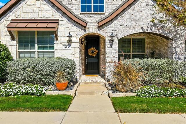 924 Plaza, Lane Argyle, TX photo 2