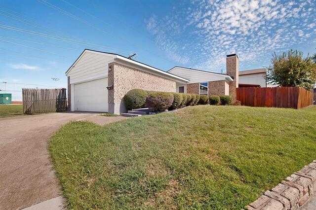 2228 Bunker Hill, Drive Carrollton, TX photo 2