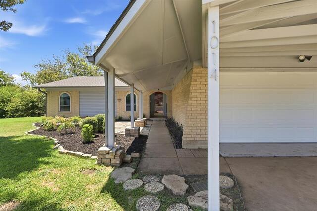 1014 Mountview, Court Carrollton, TX photo 3