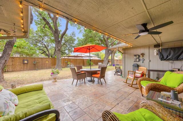 1121 Derbyshire, Place Carrollton, TX photo 9