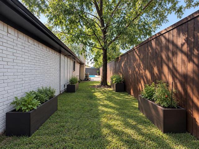 922 Thoreau, Lane Allen, TX photo 13