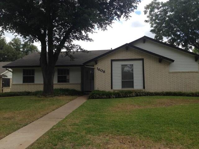 1608 Glenhill, Lane Lewisville, TX photo 9